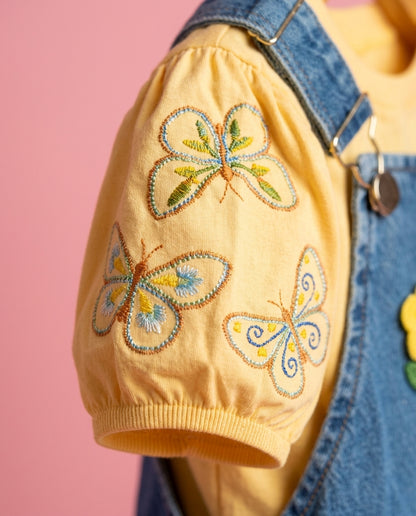 Salopete jeans com blusa amarela